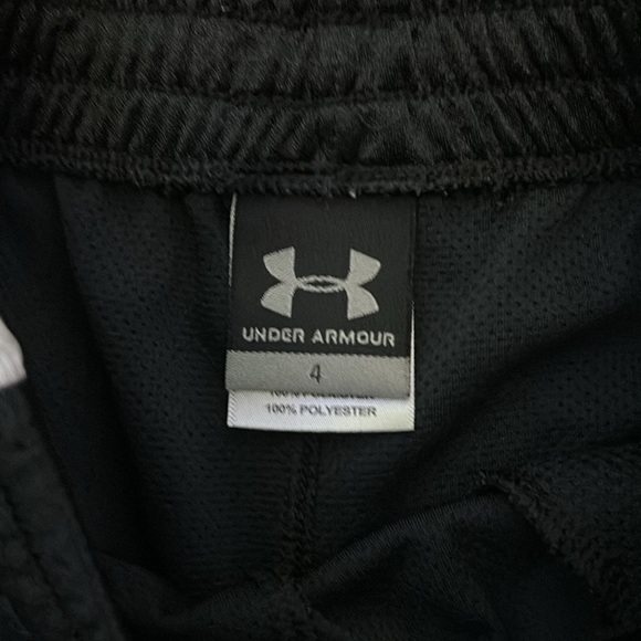 Lot of 2 Boy’s Under Armour Shorts Size 4 - Like New - Picture 3 of 6